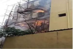 Bilaspur: शहर के कपड़ा दुकान में लगी भीषण आग, मौके पर पहुंची दमकल विभाग की टीम ने पाया काबू, मचा हड़कंप