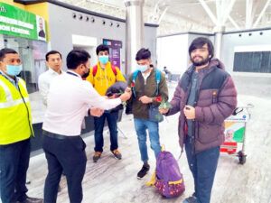 यूक्रेन से लौटे छत्तीसगढ़ के 11 छात्रों का रायपुर एयरपोर्ट में स्वागत
