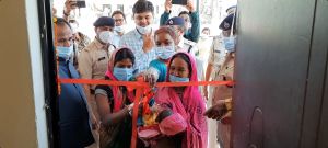 जिला चिकित्सालय सूरजपुर में प्रारंभ हुआ पुलिस सहायता केन्द्र...पुलिस सहायता केन्द्र का नवजात शिशु और उसकी मॉ ने फीता काटकर किया शुभारंभ