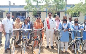 कन्या शाला में सरस्वती योजना के तहत छात्राओं को साइकिल वितरण का कार्यक्रम का आयोजन किया गया