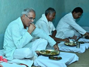मुख्यमंत्री बघेल ने बिहारपुर में ग्रामीण भोपाल सिंह के घर किया भोजन, पेहटा समेत इन व्यंजनों का लिया स्वाद 