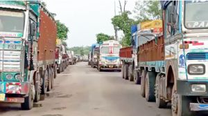 भानुप्रतापपुर में परिवहन संघ का... 30 घंटे से जारी चक्काजा, सड़क पर 4 किमी तक लगी वाहनों की कतार