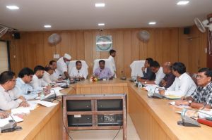 संभागायुक्त श्री कावरे ने जिला स्तरीय अधिकारियों की ली समीक्षा बैठक