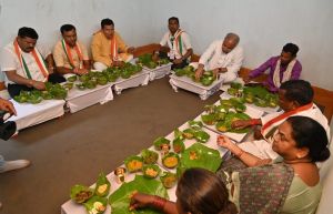  मुख्यमंत्री  भूपेश बघेल भोजन के लिए राजागांव में किसान  मंगलराम मंडावी के घर पहुंचे...