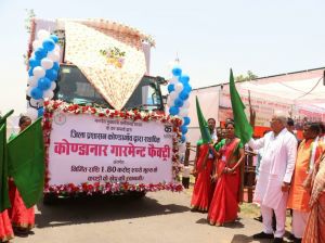 मुख्यमंत्री ने कोंडानार गारमेंट फैक्ट्री द्वारा निर्मित कपड़ो से लदे ट्रक को किया रवाना...