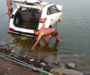 Mungeli: कार और ट्रेलर की टक्कर, 30 फीट तालाब में जा घुसी कार, बड़ा हादसा टला