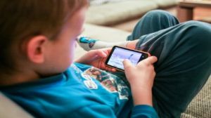 ‘स्मार्टफोन’ बना बच्चे की जान का दुश्मन !, मोबाइल पर स्टंट देखकर दोहराने लगा 10 साल का बच्चा, हुई मौत