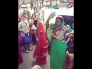 दिल्ली मेट्रो में महिलाओं ने ढोलक की थाप पर झूमकर किया डांस, यात्रियों ने जमकर बजाई तालियां