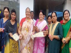 समूह की बहनों द्वारा बनाई राखी मुख्यमंत्री भूपेश बघेल की कलाई को करेगी सुशोभित