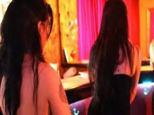 मुंबई में वेश्यावृत्ति रैकेट का भंडाफोड़, छुड़ाई गईं 17 महिलाएं...नौ दलाल गिरफ्तार