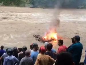 बारिश का कहर: पानी में बह गई जलती हुई चिता, देखें Video