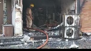 रायपुर के सदर बाजार स्थित एसबीआई के एटीएम में लगी भीषण आग