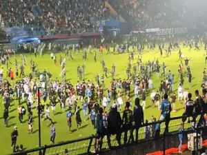 स्टेडियम में मैच के दौरान भड़की हिंसा, 127 लोगों की मौत, 180 से अधिक घायल