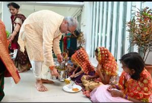 CM बघेल ने अपने निवास में किया कन्या भोज का आयोजन, मुख्यमंत्री ने कन्याओं को अपने हाथों से कराया भोजन, देखें फोटो…