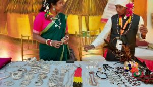 आदिवासियों के पारंपरिक आभूषण पुतरी, सुता, ऐठी, पोलकी कर रहे हैं लोगों को आकर्षित