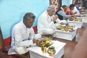 राज्य शासन की पोल का खुलासा : मुख्यमंत्री भूपेश बघेल को भूख लगी तो हल्बा आदिवासी किसान के घर भोजन के लिए पहुँचे, सच्चाई क्या है ?