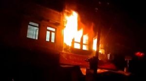बड़ा हादसा : दो मंजिला मकान में लगी भीषण आग, एक ही परिवार के 6 लोगों की मौत