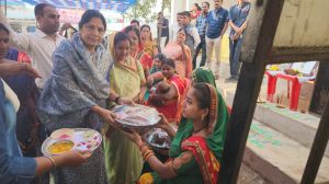 विधायक अनिता योगेन्द्र शर्मा ने महिलाओं का सम्मान कर सुपोषण किट का वितरण किया