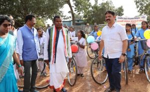 बीजापुर : उद्योग मंत्री ने 300 से अधिक स्कूली छात्राओं को किया साईकिल वितरण