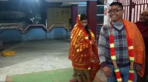 Ajab-Gajab : 50 साल के टीचर के प्यार में पागल हुई 20 साल की स्टूडेंट, मंदिर में रचाई शादी, देखें फोटो…