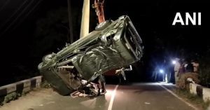 Accident Breaking : बड़ा हादसा, दर्शन कर लौट रहे श्रद्धालुओं की कार 40 फुट गहरी खाई में गिरी, 8 की दर्दनाक मौत