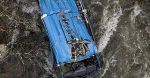 Bus Accident : नदी में गिरी बस, 6 लोगों की मौत, 2 घायल