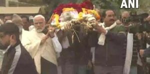 यादों में मां : प्रधानमंत्री मोदी ने मां के पार्थिव शरीर को कंधा दिया, थोड़ी देर में होगा अंतिम संस्कार