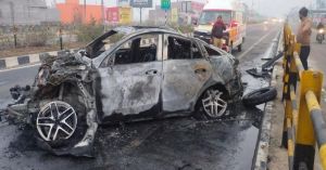 Rishabh Pant Accident: रेलिंग से टकराई क्रिकेटर ऋषभ पंत की कार, जलकर हुई राख, हालत गंभीर