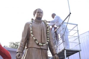 मुख्यमंत्री  भूपेश बघेल ने पूर्व प्रधानमंत्री भारत रत्न स्व. राजीव गांधी की आदमकद प्रतिमा का किया अनावरण