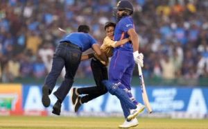 IND Vs NZ: भारत और न्यूजीलैंड क्रिकेट मैच के दौरान सुरक्षा में सेंध, रोहित शर्मा से गले मिलने मैदान में घुसा फैन, देखें VIDEO…