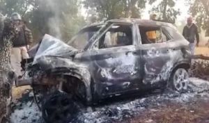 देर रात पेड़ से टकराई कार, कार सवार तीन की जलकर हुई मौत