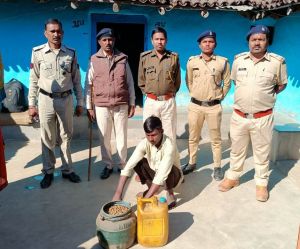 बलरामपुर : आबकारी विभाग ने किया 20 लीटर अवैध महुआ शराब जब्त