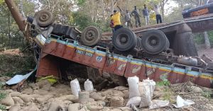  CG ACCIDENT BREAKING : अनियंत्रित होकर नाले में गिरी धान से भरी ट्रक, दो लोगों की मौत