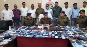 CG NEWS : 6 राज्यों से CG पुलिस ने रिकवर किए गुम हुए 215 नग मोबाईल, लोगों ने किया साधुवाद