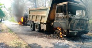 CG NEWS : प्रियंका गांधी के बस्तर दौरे के बीच नक्सलियों ने मचाया उत्पात, वाहनों में की आगजनी