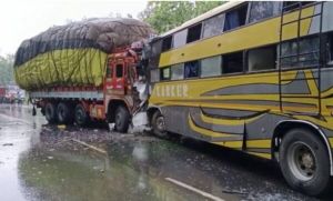 CG Accident News : बस और ट्रक के बीच जोरदार टक्कर, कई यात्री घायल, मची चीख-पुकार…