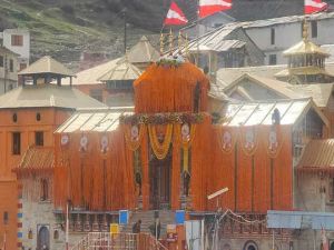 Badrinath Temple: जय बद्री : बारिश और बर्फबारी के बीच कपाट खुले, 15 क्विंटल गेंदे के फूलों से सजाया मंदिर, देखें वीडियो