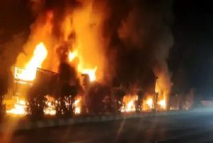 3 ट्रकों में टक्कर के बाद लगी भीषण आग, जिंदा जला ड्राइवर, दो की हालत गंभीर