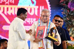 राष्ट्रीय रामायण महोत्सव : मुख्यमंत्री बघेल का महोत्सव के शुभारंभ अवसर पर रामचरित मानस की प्रति भेंट-कर एवं राजकीय गमछे के साथ किया गया स्वागत