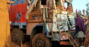 Accident News : तेज रफ़्तार ट्रक अनियंत्रित होकर घर में घुसा...2 साल की मासूम की मौत
