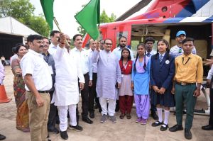 रायपुर : विशेष पिछड़ी जनजाति के 10 विद्यार्थियों ने लिया हेलीकॉप्टर की जॉयराइड का आनंद