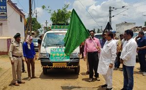 महासमुंद : संसदीय सचिव श्री चंद्राकर ने पौधा तुंहर दुवार वाहन को हरी झंडी दिखाकर रवाना किया