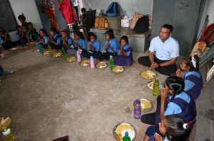 बलौदाबाजार : स्कूलों के आकस्मिक निरीक्षण में पहुँचे कलेक्टर, बच्चों के संग जमीन में बैठ कर चखा भोजन का स्वाद