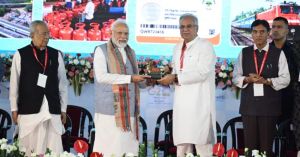 PM MODI RAIPUR VISIT LIVE: मुख्यमंत्री बघेल ने पीएम मोदी को स्मृति चिन्ह के रूप अंगवस्त्र और मिलेट्स की टोकरी भेंट की