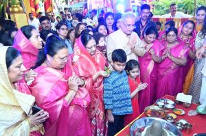 रायपुर : मुख्यमंत्री  भूपेश बघेल राजधानी रायपुर स्थित अपने निवास में आयोजित तीजा पोरा तिहार में सपरिवार शामिल होने पहुंचे