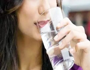 क्या कम पानी पीने से कोलेस्ट्रॉल बढ़ता है? जानें दिल की सेहत के लिए Water कितना जरूरी है