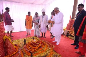 रायपुर : मुख्यमंत्री  भूपेश बघेल ने छिंदगढ़ में नवीन मुसरिया माता के दर्शन कर किया नवनिर्मित मंदिर का लोर्कापण