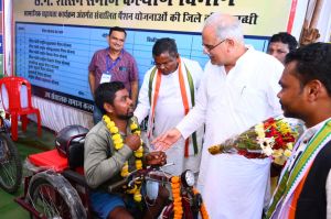 रायपुर : मुख्यमंत्री  भूपेश बघेल ने विभागीय स्टॉल का किया निरीक्षण