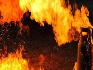 बीजेपी कार्यकर्ता के घर लगी आग, 5 लोग जिंदा जले, मौके पर पहुंची पुलिस…
