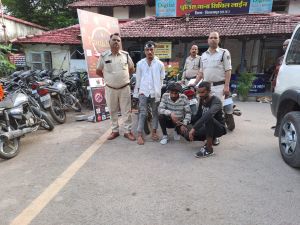 सिविल लाईन पुलिस द्वारा मोटर सायकल चोरी कर बिकी करने वाले 03 चोरों को किया गिरफ्तार
